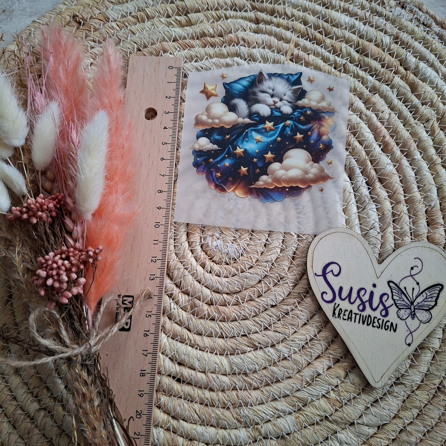 Bügelbild, Katze im Bett schlafend, auf Wolken