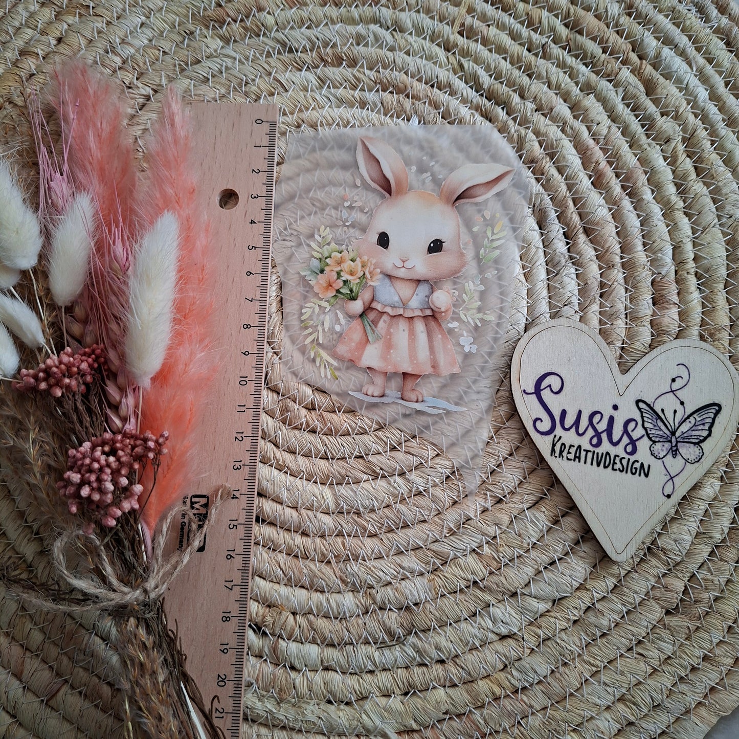 Bügelbild, Hasenmädchen mit Blume