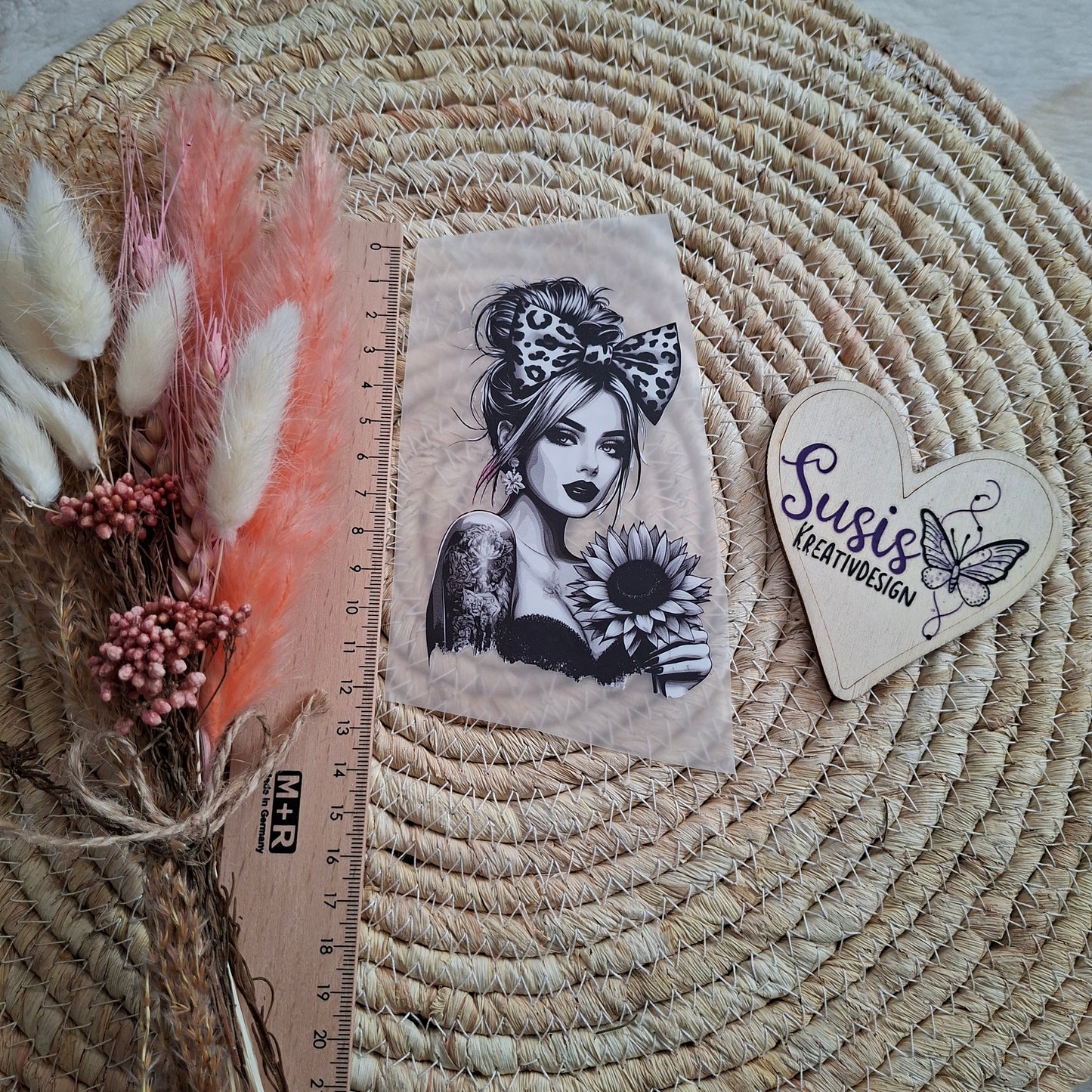 Bügelbild, Frau mit Sonnenblume, schwarz/weiß