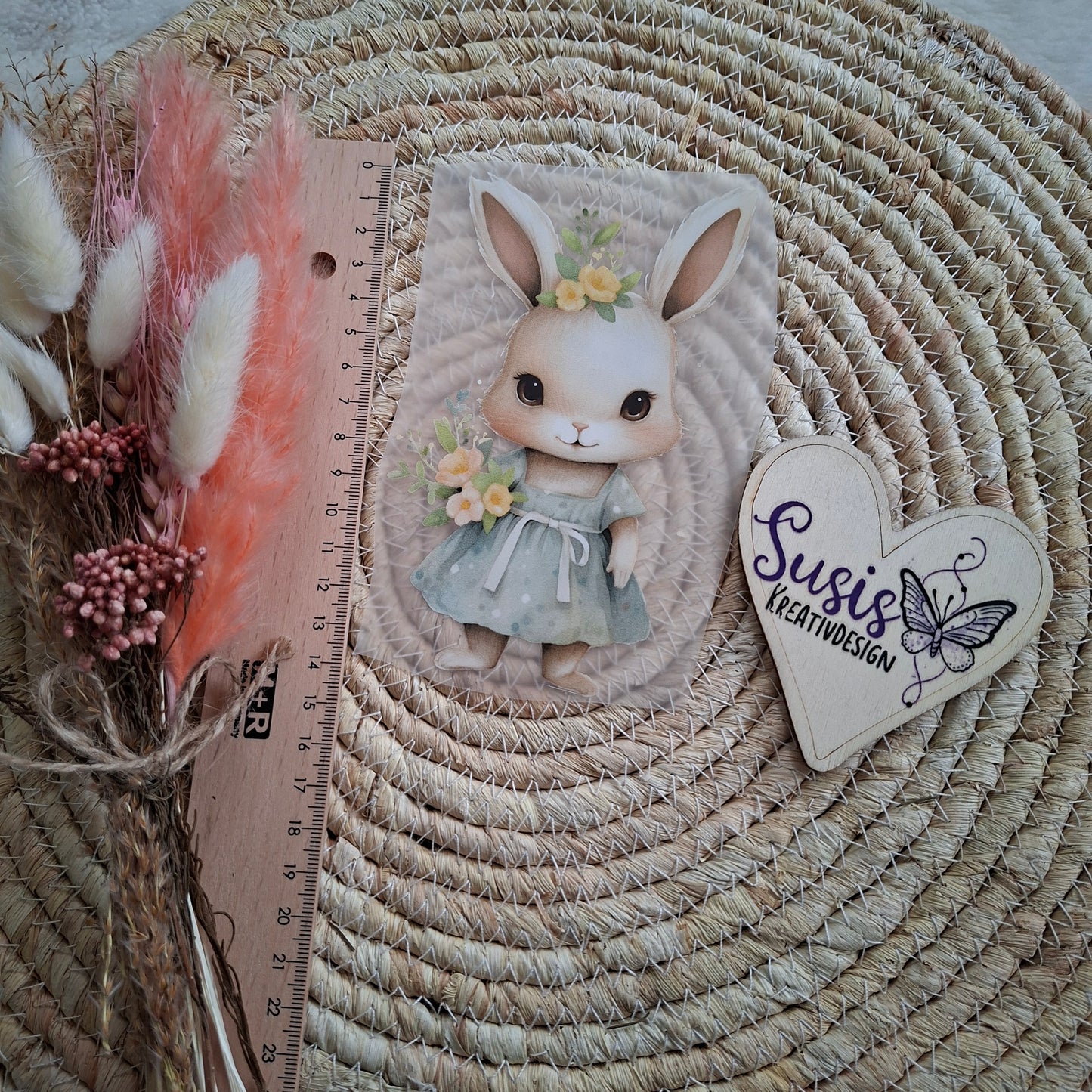 Bügelbild, Hasenmädchen mit Blumen