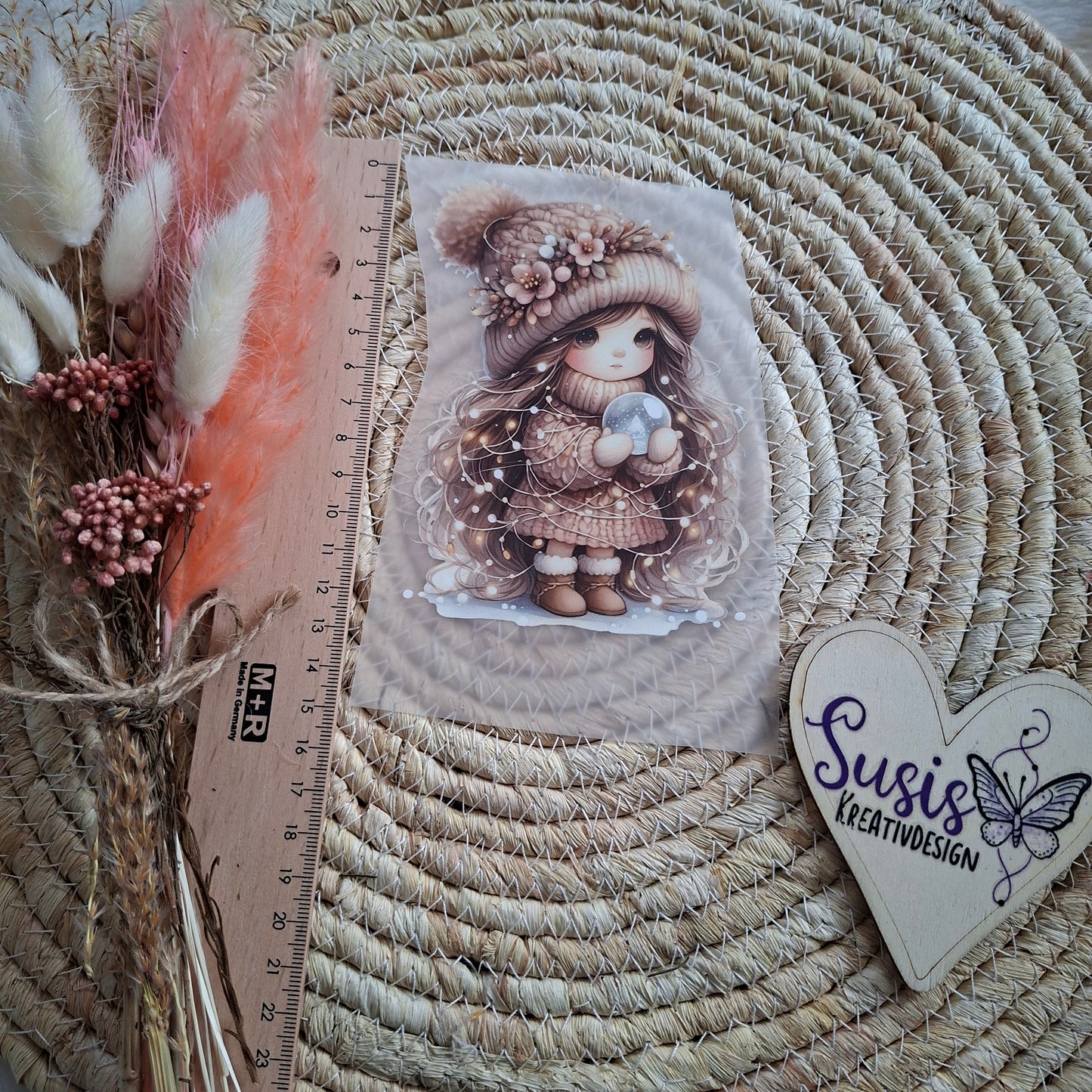 Bügelbild, Mädchen mit Schneekugel, Winter
