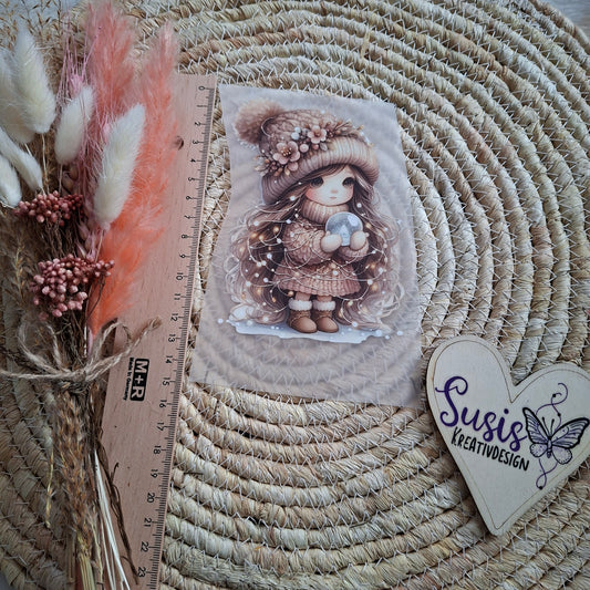 Bügelbild, Mädchen mit Schneekugel, Winter