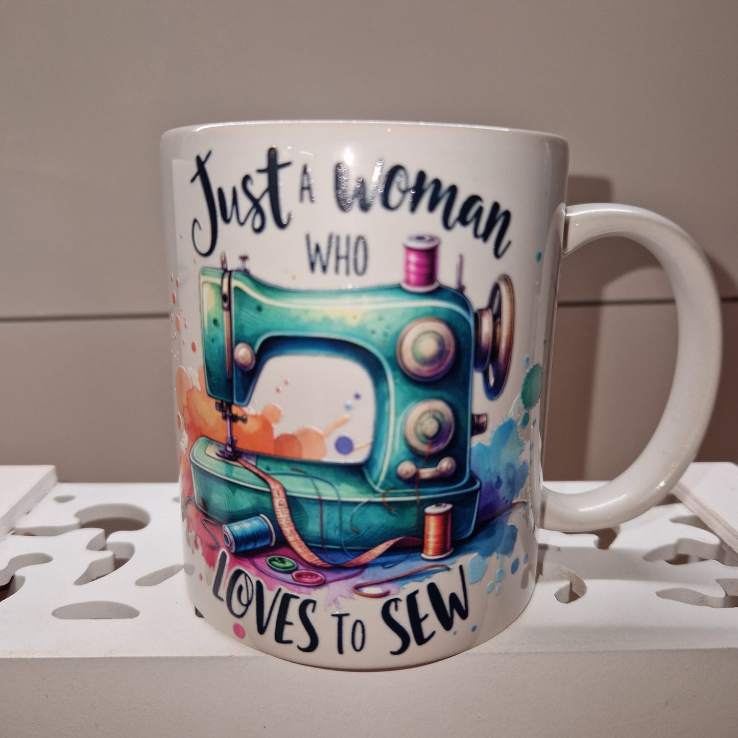 Keramiktasse mit Rub-On Design – Handmade Geschenkidee "Nähmaschine - Just a Woman who loves to sew""