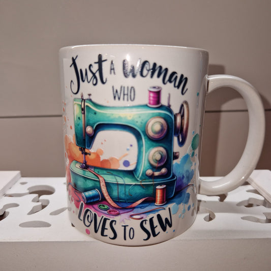 Keramiktasse mit Rub-On Design – Handmade Geschenkidee "Nähmaschine - Just a Woman who loves to sew""