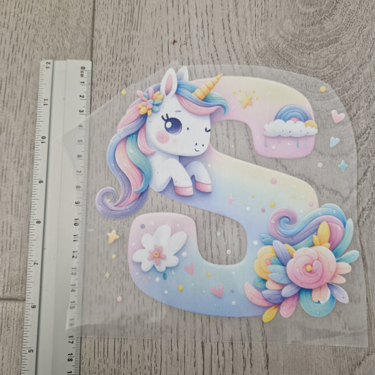 Buchstabe S Einhorn