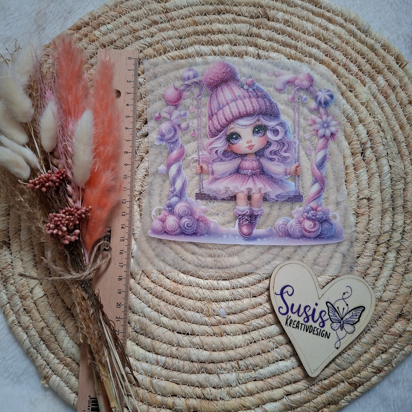 Bügelbild,Glitzer, Gnom, Mädchen auf Schaukel