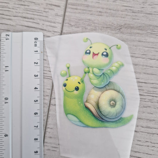 Schnecke mit Raupe