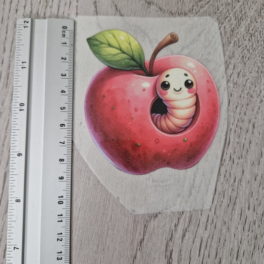Apfel mit Raupe