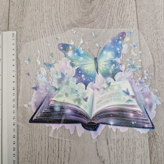 Buch mit Schmetterling