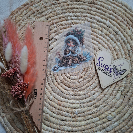 Bügelbild, Glitzer, Mädchen, Gnom, Winter, Tannenzapfen