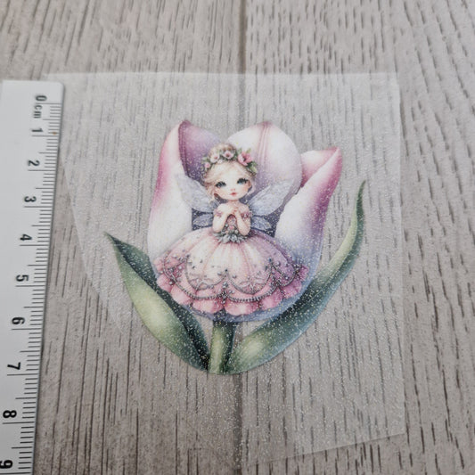 Fee in Blume