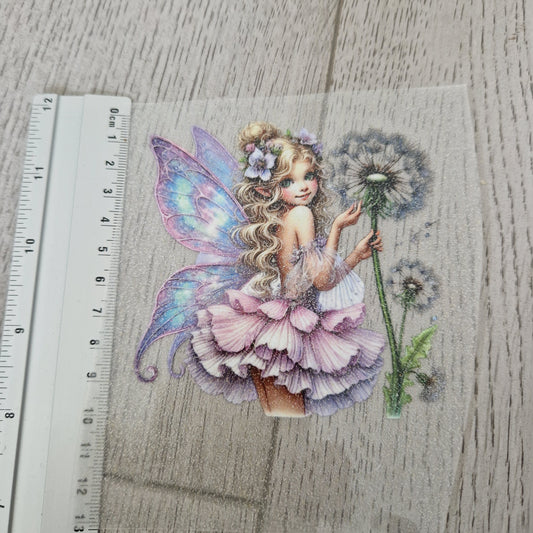 Fee mit Pusteblume
