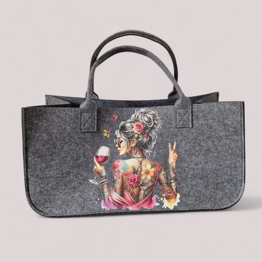 Filztasche mit Frau mit Weinglas Bügelbild