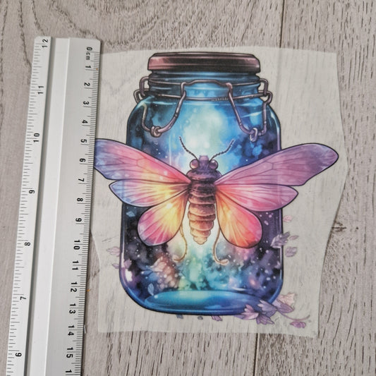 Glas mit Schmetterling